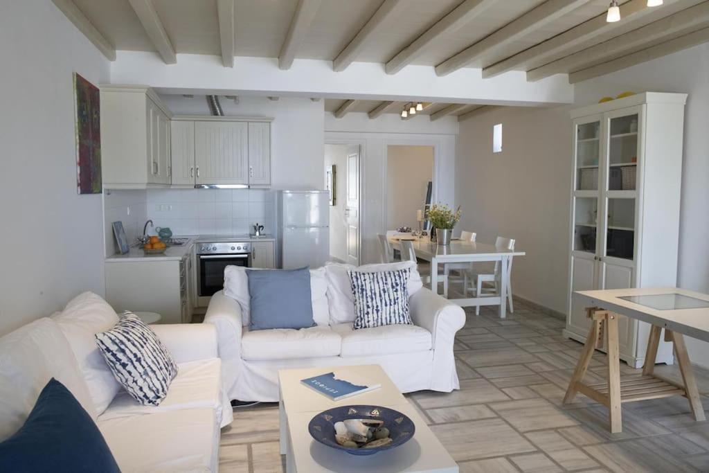 Beachfront 2Br Apartment - Free Parking Livadi  Eksteriør bilde