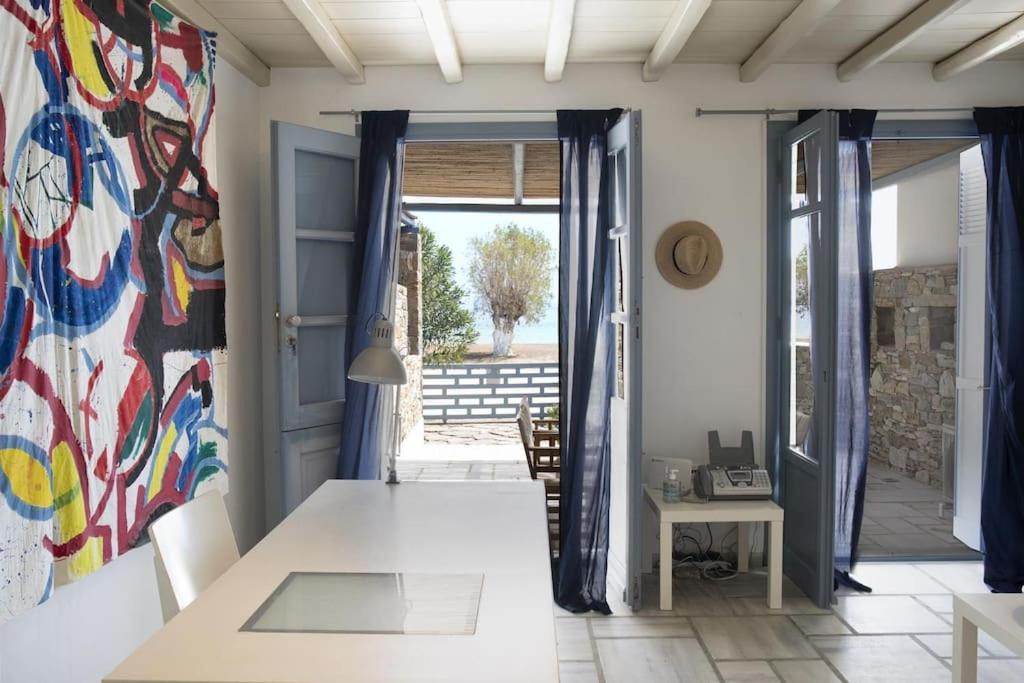 Beachfront 2Br Apartment - Free Parking Livadi  Eksteriør bilde