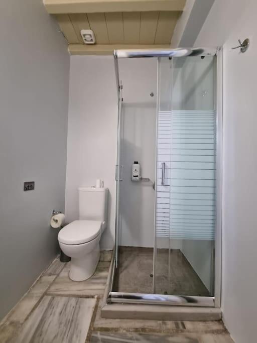 Beachfront 2Br Apartment - Free Parking Livadi  Eksteriør bilde